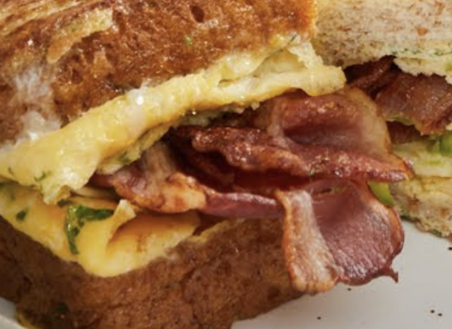 แซนด์วิชไข่เบคอนอะโวคาโด